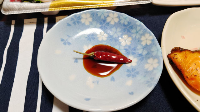 お刺身を醤油と鷹の爪で (1).JPG