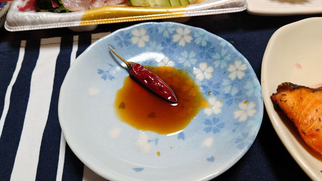お刺身を醤油と鷹の爪で (2).JPG
