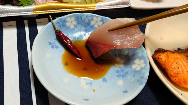 お刺身を醤油と鷹の爪で (3).JPG