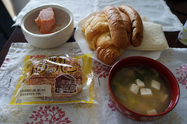 お昼は、パン.JPG