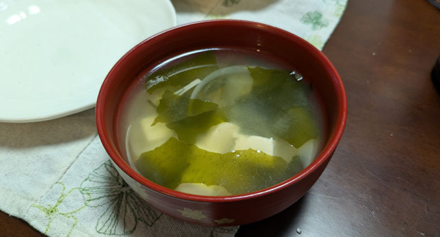 とうふとタマネギとワカメとエノキのお味噌汁.jpg