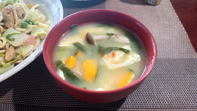 カボチャとニラと薄揚げとシメジのお味噌汁.JPG