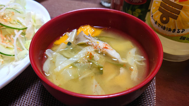 キャベツとカボチャとタマネギとマイタケのお味噌汁.JPG