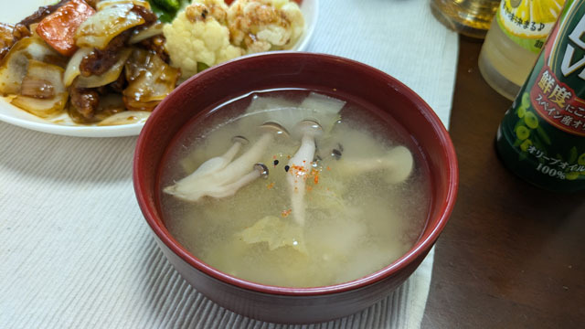 キャベツとタマネギとシメジのお味噌汁.jpg