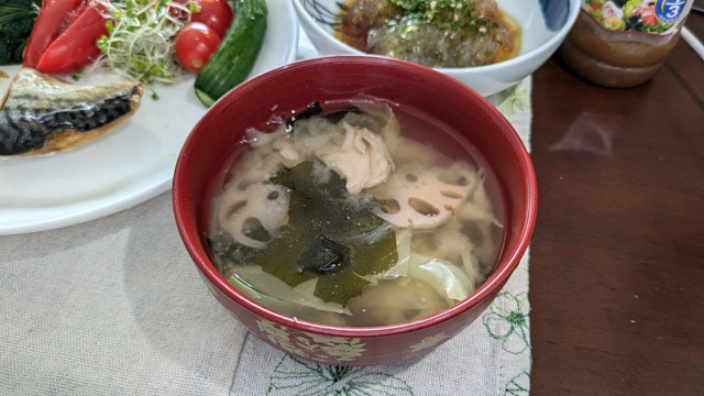 キャベツとタマネギとレンコンとワカメと干しマイタケの味噌汁.jpg