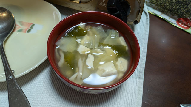 キャベツとタマネギとワカメと豆腐とエノキのお味噌汁.jpg