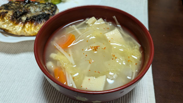 キャベツとニンジンとタマネギと高野豆腐とエノキのお味噌汁.jpg