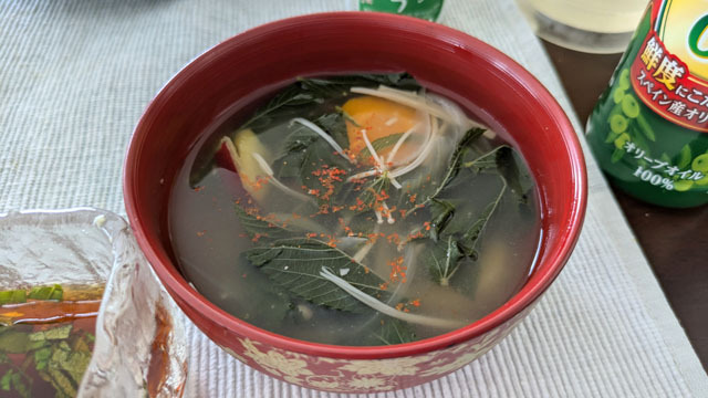 サツマイモとニンジンとモロヘイヤとエノキのお味噌汁.jpg