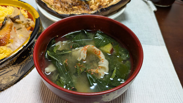 サツマイモとモロヘイヤとマイタケのお味噌汁.jpg