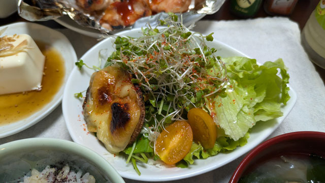 サラダとシイタケのチーズ焼き.jpg