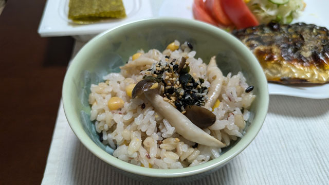 シメジとコーンの炊き込みご飯.jpg