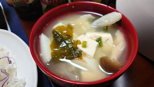 ダイコンとタマネギとワカメと豆腐とシメジのお味噌汁.JPG