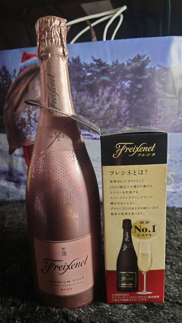 フレシネ セミセコ ロゼ 金ラメグラス付.JPG