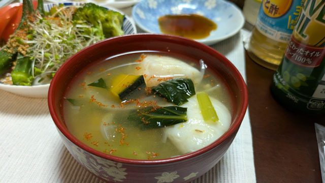 モロヘイヤとカボチャとタマネギとがんもどきのお味噌汁.jpg