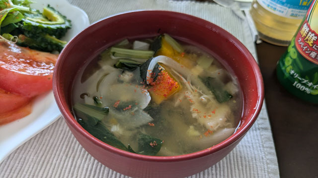 モロヘイヤとタマネギとカボチャとエノキの根元のお味噌汁.jpg