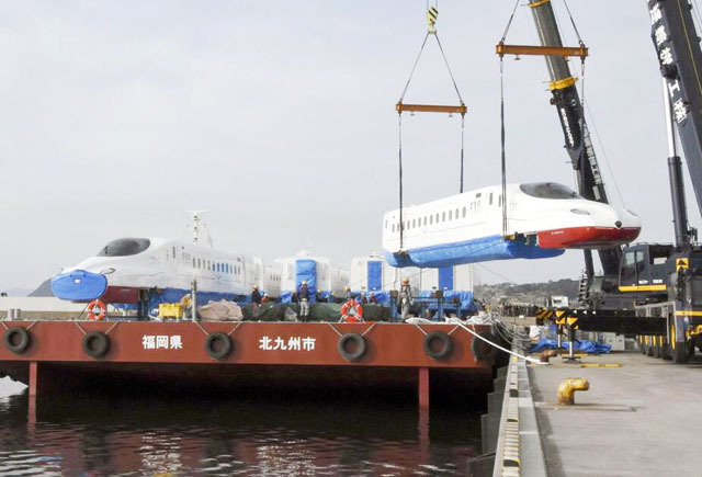 ヤフーニュースより「陸揚げされる西九州新幹線「N700S」＝9日午前、長崎県川棚町（KYODONEWS）」.jpg
