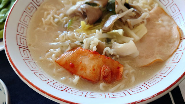 ラーメンにキムチ.JPG