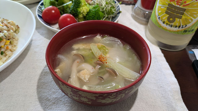 レタスとタマネギと油揚げとシメジのお味噌汁.jpg
