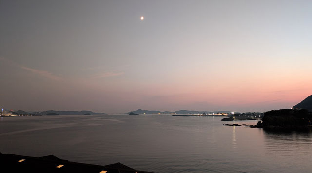 夕焼けと三日月.jpg