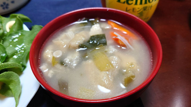 大根の葉とニンジンとサツマイモと薄揚げとエノキのお味噌汁.JPG