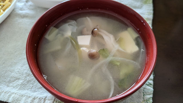 小松菜とタマネギと豆苗と豆腐とシメジのお味噌汁.jpg