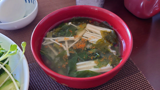 小松菜とワカメと油揚とエノキのお味噌汁.JPG