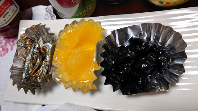 小魚の佃煮　栗きんとん　黒豆.JPG