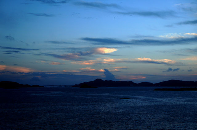 島の向うの巨大生物.JPG