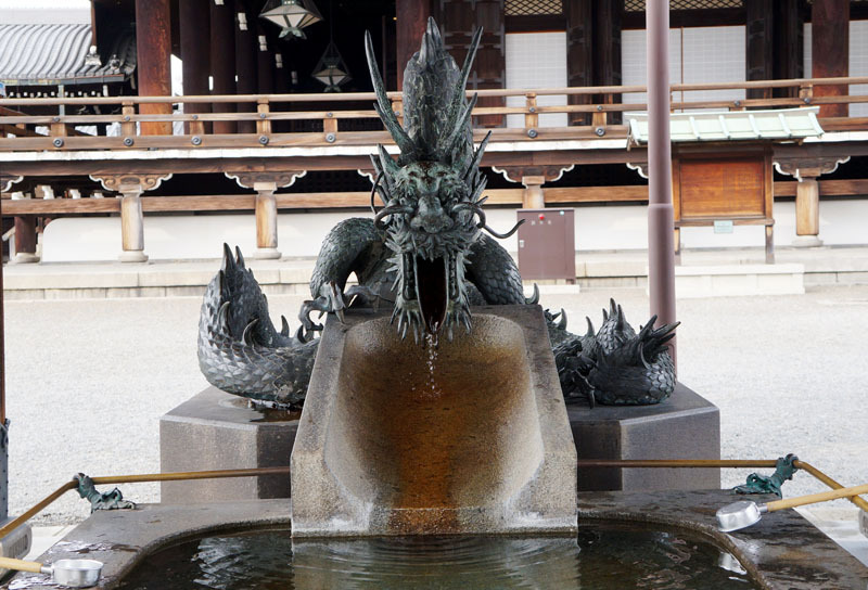 東本願寺 手水舎 龍 2.JPG