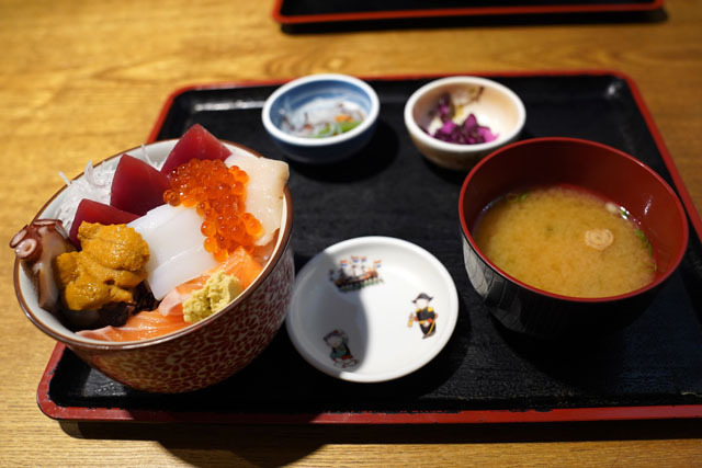 海鮮市場長崎港 (3) 海鮮丼.JPG