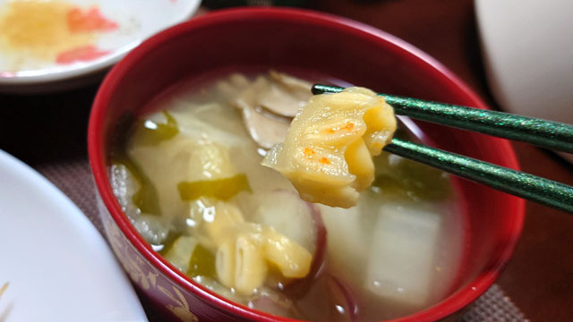 白菜とサツマイモとワカメとゴーヤのわたとマイタケのお味噌汁 (2).JPG