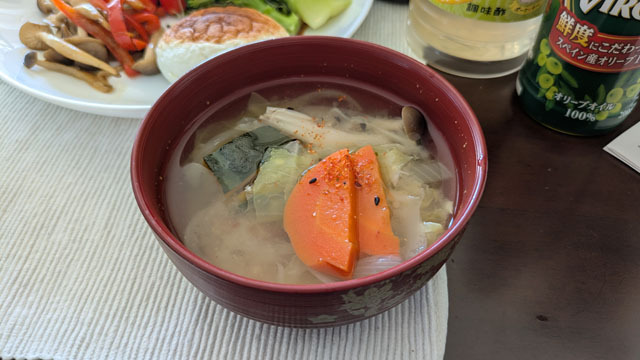 白菜とタマネギとニンジンとカボチャとシメジのお味噌汁.jpg