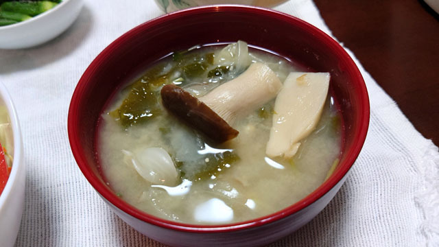 白菜とタマネギとワカメとエリンギのお味噌汁.JPG