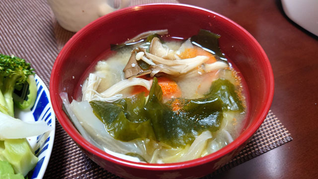 白菜とニンジンとタマネギとワカメとエノキとマイタケのお味噌汁.JPG