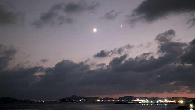細い月と金星.jpg