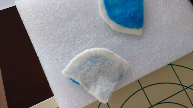 羊毛フェルトでアローラロコンを作る (4).JPG