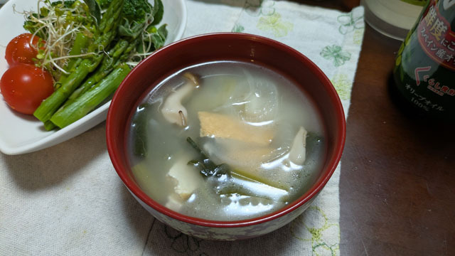 ダイコンとタマネギとワカメと厚揚げとシメジのお味噌汁.jpg
