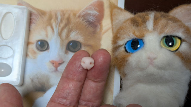 ダイソー樹脂粘土でにゃんこの鼻を作る (3).jpg
